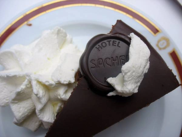 Sachertorte (Áo): Sachertorte là món bánh chocolate không quá ngọt, được Franz Sacher sáng tạo ra vào năm 1832. Sachertorte (Áo): Sachertorte là món bánh chocolate không quá ngọt, được Franz Sacher sáng tạo ra vào năm 1832.