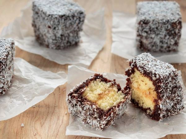 Lamingtons (Australia): Lamingtons là bánh xốp vàng được làm hình vuông, phủ chocolate và rắc bột dừa. Lamingtons (Australia): Lamingtons là bánh xốp vàng được làm hình vuông, phủ chocolate và rắc bột dừa.