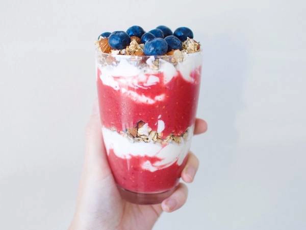 Skyr (Iceland): Skyr đã là một phần ẩm thực Iceland trong hàng nghìn năm. Món tráng miệng giống như sữa chua này được ăn lạnh với sữa, đường và hoa quả. Skyr (Iceland): Skyr đã là một phần ẩm thực Iceland trong hàng nghìn năm. Món tráng miệng giống như sữa chua này được ăn lạnh với sữa, đường và hoa quả.