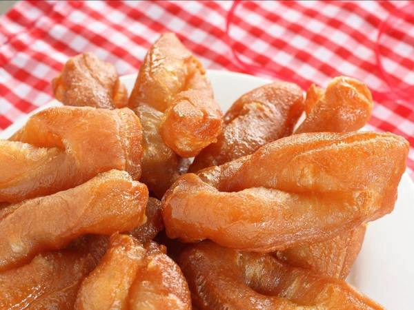 Koeksisters (Nam Phi): Thường được ăn lúc uống trà, koeksisters là món tráng miệng được làm từ các dải bột xoắn lại, rán giòn và sau đó nhúng vào si-rô đường lạnh. Koeksisters (Nam Phi): Thường được ăn lúc uống trà, koeksisters là món tráng miệng được làm từ các dải bột xoắn lại, rán giòn và sau đó nhúng vào si-rô đường lạnh.