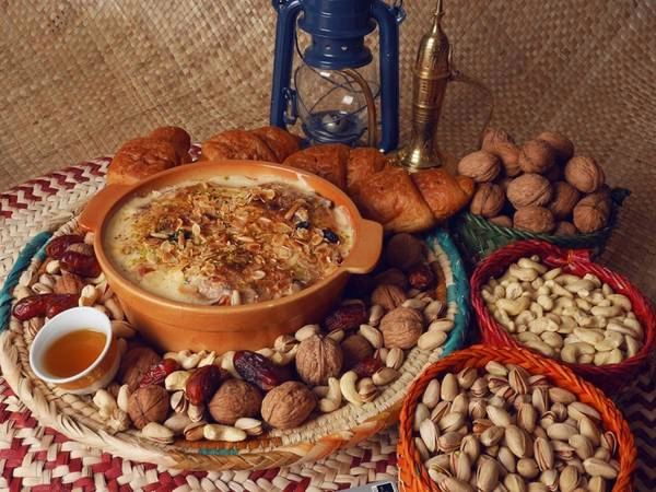 Om ali (Ai Cập): Om ali là phiên bản Ai Cập của món pudding bánh mì, được làm từ bột bánh ngàn lớp, sữa, đường, vani, nho khô, bột dừa và nhiều loại hạt. Om ali (Ai Cập): Om ali là phiên bản Ai Cập của món pudding bánh mì, được làm từ bột bánh ngàn lớp, sữa, đường, vani, nho khô, bột dừa và nhiều loại hạt.
