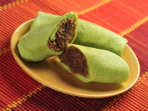 Dadar gulung (Indonesia): Trong tiếng Indonesia, dadar nghĩa là bánh kếp, còn gulung nghĩa là cuộn. Dadar gulung rất phổ biến ở Java, là bánh kếp màu xanh (từ lá dứa) cuộn ngoài đường dừa ngọt ngào. Dadar gulung (Indonesia): Trong tiếng Indonesia, dadar nghĩa là bánh kếp, còn gulung nghĩa là cuộn. Dadar gulung rất phổ biến ở Java, là bánh kếp màu xanh (từ lá dứa) cuộn ngoài đường dừa ngọt ngào.