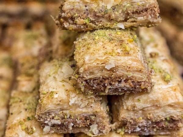 Baklava (Thổ Nhĩ Kỳ): Là một trong những đặc sản của Thổ Nhĩ Kỳ, baklava gồm nhiều lớp bột mỏng với hỗn hợp các loại hạt giã nhỏ ở giữa. Các lớp kết dính với nhau nhờ si-rô hoặc mật ong. Baklava (Thổ Nhĩ Kỳ): Là một trong những đặc sản của Thổ Nhĩ Kỳ, baklava gồm nhiều lớp bột mỏng với hỗn hợp các loại hạt giã nhỏ ở giữa. Các lớp kết dính với nhau nhờ si-rô hoặc mật ong.