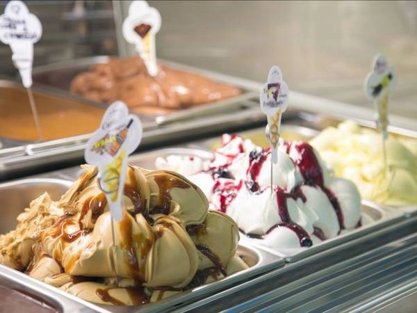 Kem gelato (Italy): Các đường phố của Italy đầy rẫy cửa hàng bán gelato, kem phiên bản Italy với vị mềm mịn hơn kem kiểu Mỹ. Gelato có rất nhiều hương vị, như mâm xôi, hạt dẻ cười, rum và chocolate. Kem gelato (Italy): Các đường phố của Italy đầy rẫy cửa hàng bán gelato, kem phiên bản Italy với vị mềm mịn hơn kem kiểu Mỹ. Gelato có rất nhiều hương vị, như mâm xôi, hạt dẻ cười, rum và chocolate.