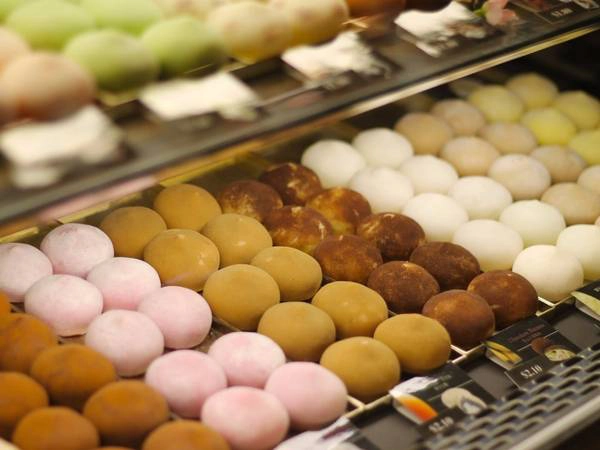 Mochi (Nhật Bản): Tên loại bánh này bắt nguồn từ mochigome - một loại gạo nếp. Gạo được nấu chín, giã mịn và sau đó nặn thành hình tròn, với nhiều loại nhân khác nhau như đậu đỏ, trà xanh, kem… Mochi được làm và bày bán quanh năm, phổ biến nhất là vào dịp năm mới. Mochi (Nhật Bản): Tên loại bánh này bắt nguồn từ mochigome - một loại gạo nếp. Gạo được nấu chín, giã mịn và sau đó nặn thành hình tròn, với nhiều loại nhân khác nhau như đậu đỏ, trà xanh, kem… Mochi được làm và bày bán quanh năm, phổ biến nhất là vào dịp năm mới.