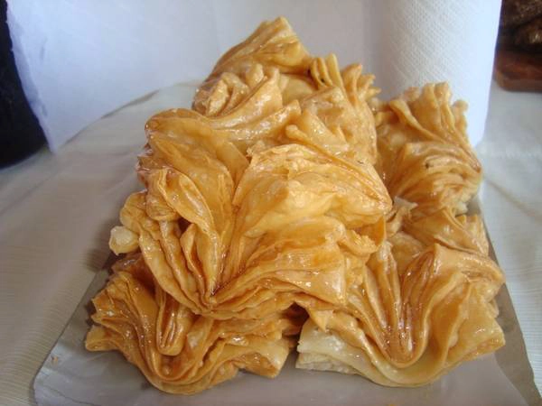 Pastelitos (Argentina): Thường được ăn vào ngày Độc lập của Argentina, pastelitos là bánh nướng với nhân mộc qua hoặc khoai lang, rán giòn và rắc thêm đường trang trí. Pastelitos (Argentina): Thường được ăn vào ngày Độc lập của Argentina, pastelitos là bánh nướng với nhân mộc qua hoặc khoai lang, rán giòn và rắc thêm đường trang trí.