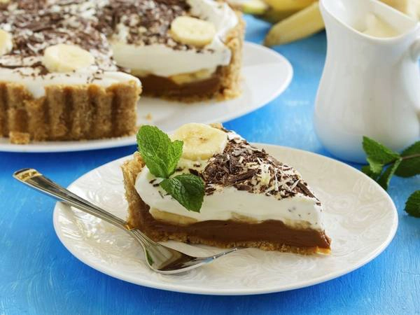 Bánh nướng banoffee (Anh): Món tráng miệng tuyệt vời này được làm từ chuối, kem, kẹo bơ cứng, đôi khi có thêm chocolate hoặc cà phê. Bánh nướng banoffee (Anh): Món tráng miệng tuyệt vời này được làm từ chuối, kem, kẹo bơ cứng, đôi khi có thêm chocolate hoặc cà phê.