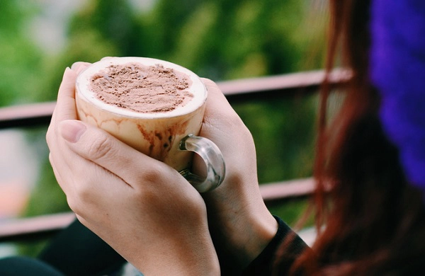 Cà phê trứng Đây là đặc sản được rất nhiều khách nước ngoài yêu thích và tò mò bởi sự kết hợp giữa trứng đánh bông và cà phê. Loại đồ uống này được bán ở các quán cà phê Hà Nội từ những năm 1940. Người không uống được cà phê cũng có thể gọi cacao trứng - một biến thể của cà phê trứng. Thức uống này chỉ được tìm thấy ở các quán cà phê cũ như cà phê Giảng, cà phê Phố Cổ... Cà phê trứng Đây là đặc sản được rất nhiều khách nước ngoài yêu thích và tò mò bởi sự kết hợp giữa trứng đánh bông và cà phê. Loại đồ uống này được bán ở các quán cà phê Hà Nội từ những năm 1940. Người không uống được cà phê cũng có thể gọi cacao trứng - một biến thể của cà phê trứng. Thức uống này chỉ được tìm thấy ở các quán cà phê cũ như cà phê Giảng, cà phê Phố Cổ...