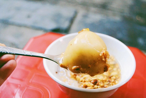 Bánh trôi tàu Mỗi bát luôn có 2 viên bánh trôi, một vị vừng đen, một vị đậu xanh. Điều đặc biệt của món bánh trôi tàu nằm ở khâu chế biến nước gừng. Đường để nấu phải là đường phên, đậm mùi mía, mang màu nâu đỏ. Vị ngọt của đường tan trong những lát gừng nóng, sôi sình sịch trên bếp lò, đổ ngập cái bánh nóng và rắc thêm ít lạc rang là đủ làm ấm cơ thể vừa đi ngoài đường lạnh về. Một trong những quán bán bánh trôi ngon ở Hà Nội là của gia đình cố nghệ sĩ Phạm Bằng trên phố Hàng Giày. Tuy nhiên, quán này đã nghỉ bán. Bánh trôi tàu Mỗi bát luôn có 2 viên bánh trôi, một vị vừng đen, một vị đậu xanh. Điều đặc biệt của món bánh trôi tàu nằm ở khâu chế biến nước gừng. Đường để nấu phải là đường phên, đậm mùi mía, mang màu nâu đỏ. Vị ngọt của đường tan trong những lát gừng nóng, sôi sình sịch trên bếp lò, đổ ngập cái bánh nóng và rắc thêm ít lạc rang là đủ làm ấm cơ thể vừa đi ngoài đường lạnh về. Một trong những quán bán bánh trôi ngon ở Hà Nội là của gia đình cố nghệ sĩ Phạm Bằng trên phố Hàng Giày. Tuy nhiên, quán này đã nghỉ bán.