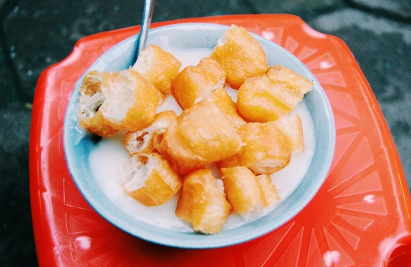 Cháo sườn quẩy Những ngày trời trở lạnh, ngõ Huyện và Lý Quốc Sư trở nên đông đúc hơn ngày thường do nhiều người tìm tới các quán bán cháo sườn vỉa hè. Một số địa điểm bán cháo sườn được người dân thủ đô yêu thích là trong chợ Đồng Xuân hoặc cháo sườn Cô Là. Cháo sườn quẩy Những ngày trời trở lạnh, ngõ Huyện và Lý Quốc Sư trở nên đông đúc hơn ngày thường do nhiều người tìm tới các quán bán cháo sườn vỉa hè. Một số địa điểm bán cháo sườn được người dân thủ đô yêu thích là trong chợ Đồng Xuân hoặc cháo sườn Cô Là.