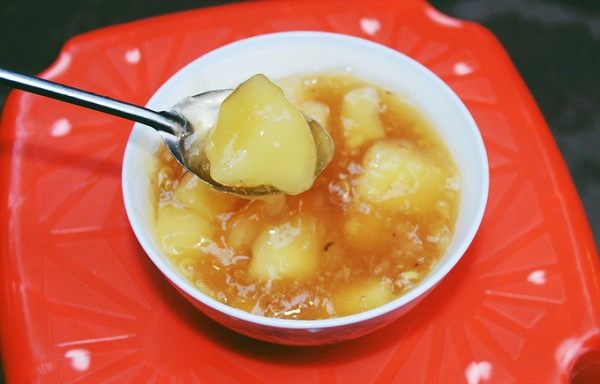 Chè sắn Theo kinh nghiệm của nhiều người Hà Nội, sẽ thật thiếu sót nếu ăn cháo sườn xong mà không tráng miệng thêm bằng một bát chè sắn bán gần đó. Miếng sắn thái nhỏ, nấu chung với đường và nước gừng giúp người ăn ấm bụng, có thể xua đi cái lạnh đầu đông ngay tức thì. Chè sắn Theo kinh nghiệm của nhiều người Hà Nội, sẽ thật thiếu sót nếu ăn cháo sườn xong mà không tráng miệng thêm bằng một bát chè sắn bán gần đó. Miếng sắn thái nhỏ, nấu chung với đường và nước gừng giúp người ăn ấm bụng, có thể xua đi cái lạnh đầu đông ngay tức thì.