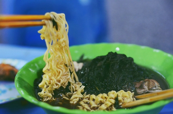 Mỳ gà tần Trước đây, người gốc Hoa sống ở khu phố cổ khá đông. mang theo nhiều nét ẩm thực Trung Quốc như các món mỳ vằn thắn, chí mà phù, bánh trôi tàu, lục tàu xá. Một trong những món ăn còn tồn tại tới giờ là các món tần với ngải cứu, nổi bật nhất là mỳ gà tần. Nằm trong trục phố thuốc Đông Y, các quán mỳ gà tần ở phố Hàng Bồ, phố Thuốc Bắc luôn có các vị thuốc bồi bổ sức khỏe. Những ngày này, quán mỳ gà tần ở góc ngã tư Hàng Cân - Lương Văn Can luôn chật kín khách. Dẫu phải ngồi ngay sát đường xe qua lại nhưng chẳng thực khách nào phật ý, chỉ chờ bát mỳ gà phơm thức, nóng hổi được bưng ra. Mỳ gà tần Trước đây, người gốc Hoa sống ở khu phố cổ khá đông. mang theo nhiều nét ẩm thực Trung Quốc như các món mỳ vằn thắn, chí mà phù, bánh trôi tàu, lục tàu xá. Một trong những món ăn còn tồn tại tới giờ là các món tần với ngải cứu, nổi bật nhất là mỳ gà tần. Nằm trong trục phố thuốc Đông Y, các quán mỳ gà tần ở phố Hàng Bồ, phố Thuốc Bắc luôn có các vị thuốc bồi bổ sức khỏe. Những ngày này, quán mỳ gà tần ở góc ngã tư Hàng Cân - Lương Văn Can luôn chật kín khách. Dẫu phải ngồi ngay sát đường xe qua lại nhưng chẳng thực khách nào phật ý, chỉ chờ bát mỳ gà phơm thức, nóng hổi được bưng ra.