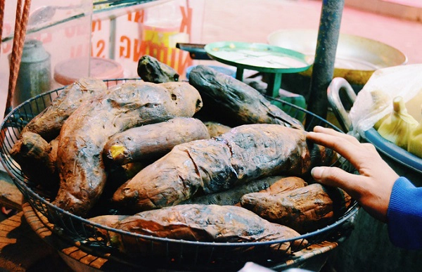 Ngô, khoai nướng Được bán gần như quanh năm nhưng mùa đông mới là thời điểm các món dân dã như khoai nướng, ngô luộc, ngô nướng hay sắn luộc được "lên ngôi". Món ăn dân dã gợi lại trong ký ức mỗi người về tiếng rao đêm lanh lảnh, về một thời gian khó nhưng đầy xúc cảm. Ngô, khoai nướng Được bán gần như quanh năm nhưng mùa đông mới là thời điểm các món dân dã như khoai nướng, ngô luộc, ngô nướng hay sắn luộc được "lên ngôi". Món ăn dân dã gợi lại trong ký ức mỗi người về tiếng rao đêm lanh lảnh, về một thời gian khó nhưng đầy xúc cảm.