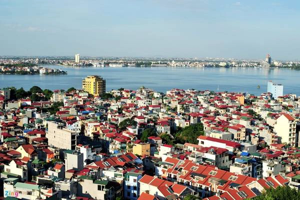 Hồ Tây có diện tích hơn 500 ha, chu vi 18 km, nằm ở vị trí phía tây bắc của trung tâm Hà Nội. Hồ Tây có diện tích hơn 500 ha, chu vi 18 km, nằm ở vị trí phía tây bắc của trung tâm Hà Nội.