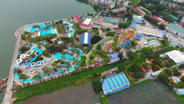 Công viên nước trên hồ Tây được xây dựng và hoạt động từ năm 2000. Đây là một trong những địa điểm vui chơi giải trí ưa thích của người dân thủ đô. Công viên nước trên hồ Tây được xây dựng và hoạt động từ năm 2000. Đây là một trong những địa điểm vui chơi giải trí ưa thích của người dân thủ đô.