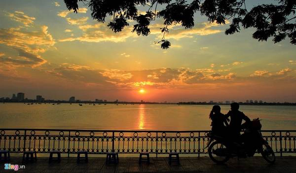 Ở vào thời Hai Bà Trưng, bến này thông với sông Hồng. Bao bọc quanh hồ là rừng cây gồm nhiều loại thực vật chính như tre ngà, bàng, lim, lau sậy, gỗ tầm... cùng một số loài thú quý hiếm sinh tồn. Ở vào thời Hai Bà Trưng, bến này thông với sông Hồng. Bao bọc quanh hồ là rừng cây gồm nhiều loại thực vật chính như tre ngà, bàng, lim, lau sậy, gỗ tầm... cùng một số loài thú quý hiếm sinh tồn.