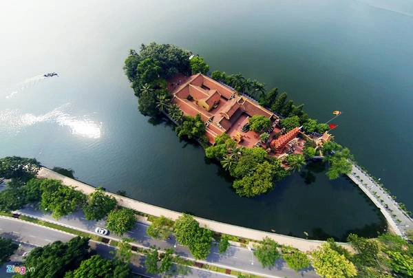 Hồ Tây từ lâu đã là thắng cảnh. Thời Lý - Trần, các vua chúa lập quanh hồ nhiều cung điện làm nơi nghỉ mát, giải trí như cung Thúy Hoa và Từ Hoa thời Lý (nay là khu vực chùa Kim Liên), điện Hàm Nguyên thời Trần nay là khu chùa Trấn Quốc (ảnh). Hồ Tây từ lâu đã là thắng cảnh. Thời Lý - Trần, các vua chúa lập quanh hồ nhiều cung điện làm nơi nghỉ mát, giải trí như cung Thúy Hoa và Từ Hoa thời Lý (nay là khu vực chùa Kim Liên), điện Hàm Nguyên thời Trần nay là khu chùa Trấn Quốc (ảnh).