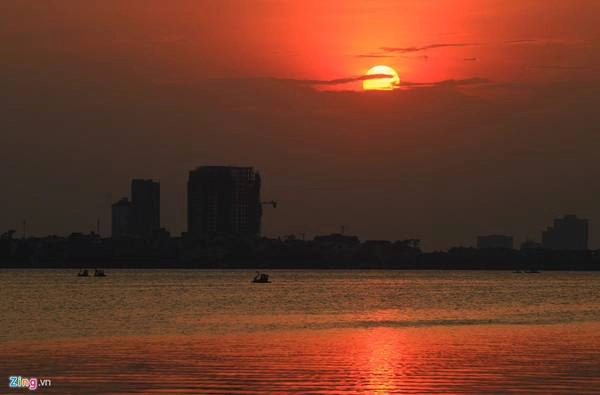 Hồ Tây vẫn được khai phá, cải tạo vào thời nhà Trần. Công chúa Túc Trinh con Vua Trần Thánh Tông (1258-1278) rời cung điện ra vùng Bắc Kinh thành Thăng Long, rồi bỏ tiền phát chẩn, cấp giống vốn cho dân nghèo làm ăn sinh sống. Hồ Tây vẫn được khai phá, cải tạo vào thời nhà Trần. Công chúa Túc Trinh con Vua Trần Thánh Tông (1258-1278) rời cung điện ra vùng Bắc Kinh thành Thăng Long, rồi bỏ tiền phát chẩn, cấp giống vốn cho dân nghèo làm ăn sinh sống.