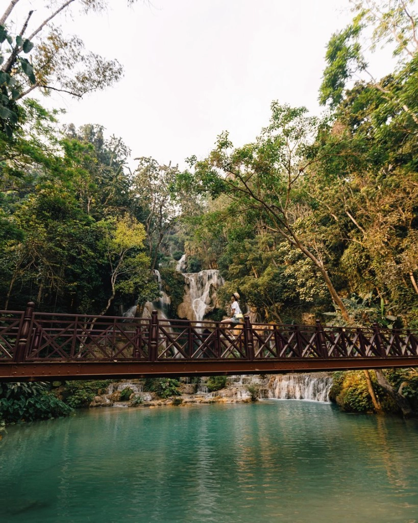 Điểm đến tiếp theo trong hành trình là thác Kuang Si, cách trung tâm phố cổ 30km, được mệnh danh là thác nước đẹp nhất xứ sở triệu voi. Thác có nhiều tầng, trong hình là tầng cao nhất, nước trong xanh, đặc biệt vào mùa khô. Đây là điểm du lịch rất nổi tiếng ở Lào mà hầu như ai cũng phải ghé thăm. Bạn nên đến lúc sáng sớm để tránh đông người.