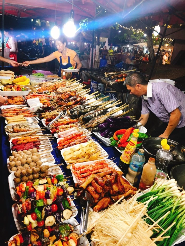 Buổi tối, du khách có thể đến chợ đêm Luang Prabang. Đây là khu chợ trong phố cổ, bày bán nhiều mặt hàng quần áo, đồ lưu niệm và đồ ăn vặt. Ẩm thực Lào là sự pha trộn giữa Việt Nam và Thái, có nhiều món giống bún, phở ở Việt Nam nên dễ ăn, hợp khẩu vị người Việt.