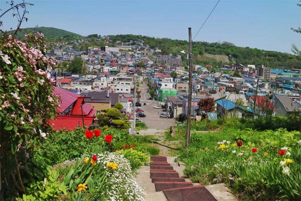 Hokkaido được biết đến với mùa hè mát mẻ và mùa đông băng giá, không bị ảnh hưởng bởi mùa mưa nên thời tiết rất thích hợp cho du lịch. Hokkaido được biết đến với mùa hè mát mẻ và mùa đông băng giá, không bị ảnh hưởng bởi mùa mưa nên thời tiết rất thích hợp cho du lịch.