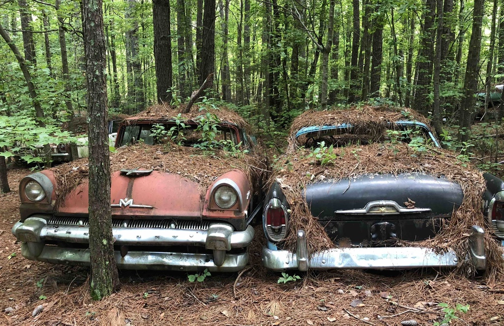 Old Car City (Mỹ): Nằm cách Atlanta hơn 80 km, ẩn mình trong rừng rậm ở bang Georgia, bãi xe ôtô phế thải Old Car City (thành phố xe cũ) là điểm check-in hút khách. Biển báo "Rừng phế thải 80 năm tuổi lâu đời nhất thế giới" chào đón bạn đến với bãi xe độc đáo. Old Car City có hơn 4.000 chiếc xe cổ. Hầu hết chúng đều sản xuất từ năm 1972 hoặc trước đó, nằm rải rác trên gần 140.000 m2 rừng. Ảnh: Abandoned explorers.