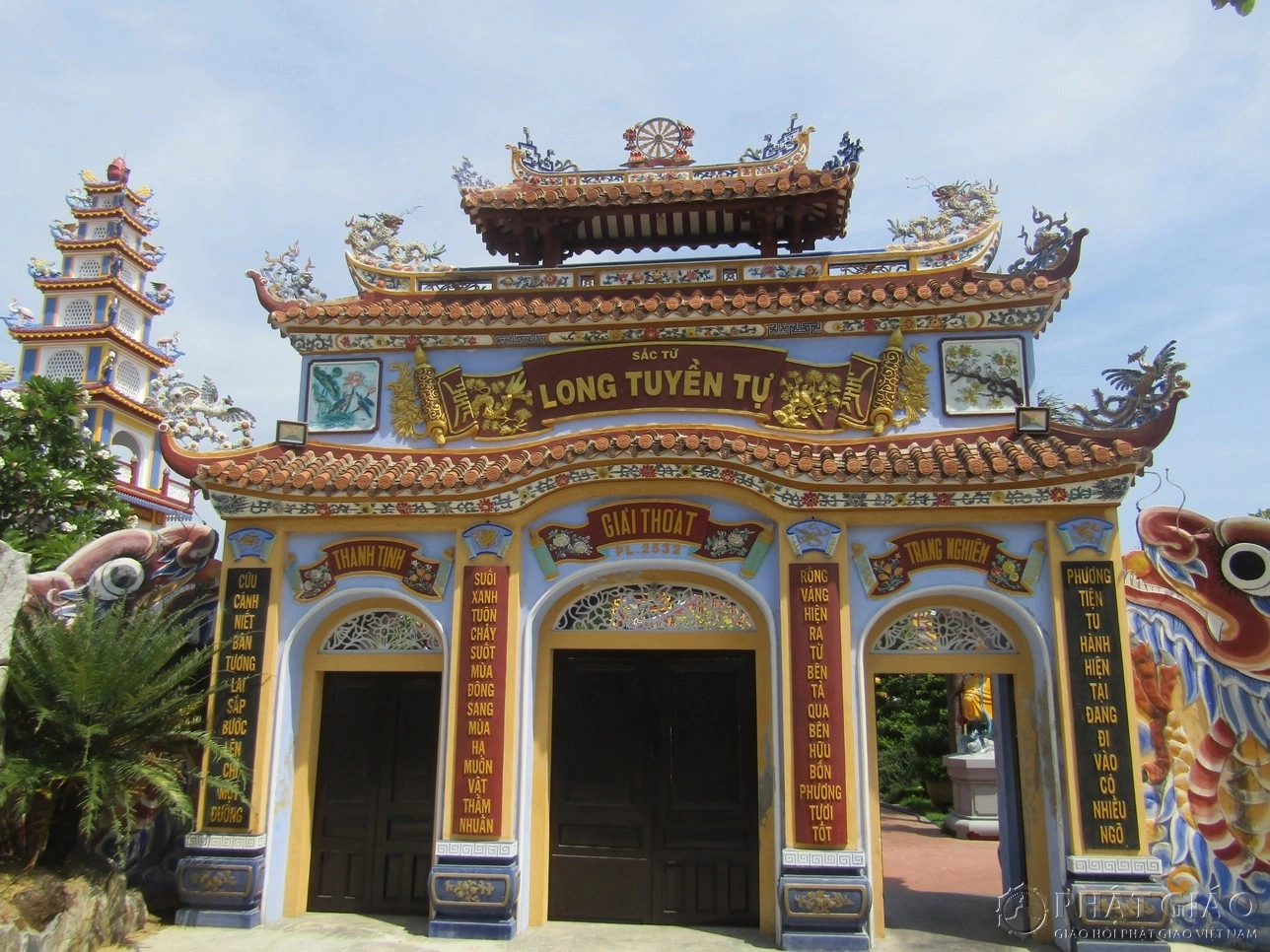Cổng tam quan chùa Long Tuyền. Ảnh: phatgiao.org