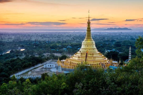 Aung Sakkya: Nằm ở Monywa, chùa Aung Sakkya cao khoảng 120 m, xung quanh là hơn 1.000 đền chùa nhỏ đặt tượng Phật. Monywa còn có Maha Bodhi Tahtaung, nơi đặt tượng Phật đứng và tượng Phật nằm khổng lồ. Ảnh: Nationalgeographic.