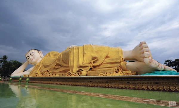 Bago: Thành phố cảng ở miền nam Myanmar đã từng là thủ đô của vương quốc cổ Mon. Nơi đây được biết đến với Shwethalyaung, tượng Phật nằm khổng lồ dài khoảng 55 m, cao 16 m. Theo một số nguồn tin, bức tượng được tạo ra năm 994 và bị mất khi thành phố bị cướp và phá hủy vào năm 1757. Hơn một thế kỷ sau, bức tượng được tìm thấy và phục dựng. Ảnh: Flymya.