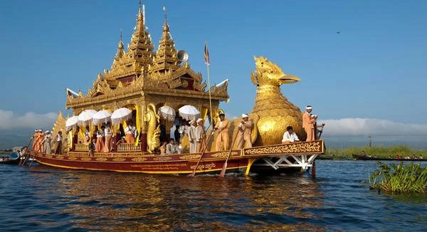 Phaung Daw Oo: Chùa Phaung Daw Oo nằm trên bờ hồ Inle. Trong lễ hội Phaung Daw Oo, những bức tượng Phật vàng trong ngôi chùa được đưa lên thuyền trang trí lộng lẫy và di chuyển quanh hồ. Hàng trăm tàu thuyền tham gia đám rước này, thu hút nhiều người địa phương và du khách đến xem. Ảnh: Wanderlusttravelmyanmar.