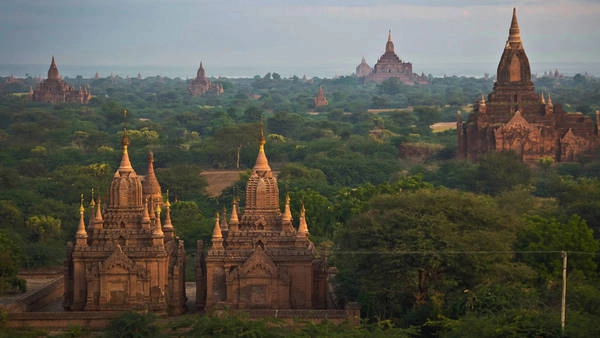 Banano: Bên trái bờ sông Irrawaddy là hàng trăm đền thờ Phật giáo rải rác xung quanh khu vực. Bagan là thủ đô cũ của Myanmar và đã từng là một trong những trung tâm quan trọng nhất của Phật Giáo. Những ngọn tháp cao, vòm hình chuông là đặc trưng của kiến trúc Phật giáo trong khu vực. Đỉnh tháp tượng trưng cho một ngọn núi thiêng và là nơi gìn giữ các thánh tích. Ảnh: Gadventures.
