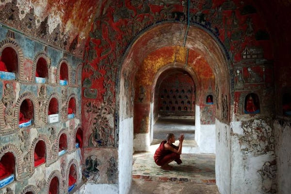 Shwe Yaunghwe Kyaung: Ở phía bắc của Nyaungshwe, Shwe Yaunghwe Kyaung là một sự tương phản đặc biệt với các tháp bằng vàng của Yangon. Ngôi đền có những khung gỗ tếch, các cửa sổ hình bầu dục và nhiều bức tượng Phật chạm khắc tinh xảo được đặt trong những ô trên tường. Ảnh: Nationalgeographic.