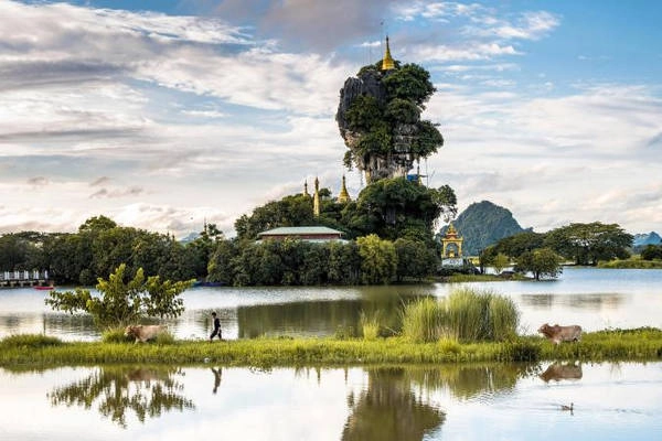 Kyauk Kalap Pagoda: Ở giữa một khu vườn nhỏ giữa hồ nước được bao quanh bởi các ngọn núi, Kyauk Kalap Pagoda dường như không bị ảnh hưởng bởi trọng lực. Ngôi chùa nhỏ nằm trên đỉnh núi đá dốc in bóng trong hồ nước xung quanh tạo nên quang cảnh nổi bật. Ảnh: Nationalgeographic.
