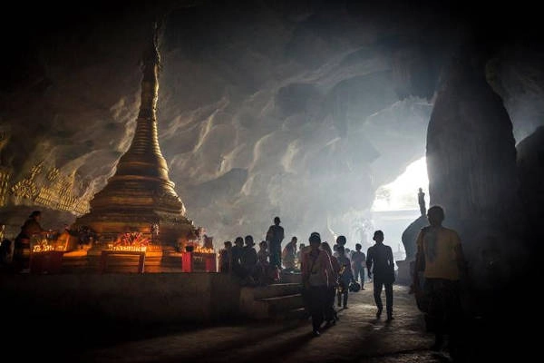 Sadan Cave: Nằm giữa ngọn núi Hpa An tươi tốt là một hang động tự nhiên lớn. Bên trong hang động là hàng chục pho tượng Phật cùng kiến trúc chùa và chạm khắc trên tường. Ảnh: Nationalgeographic.
