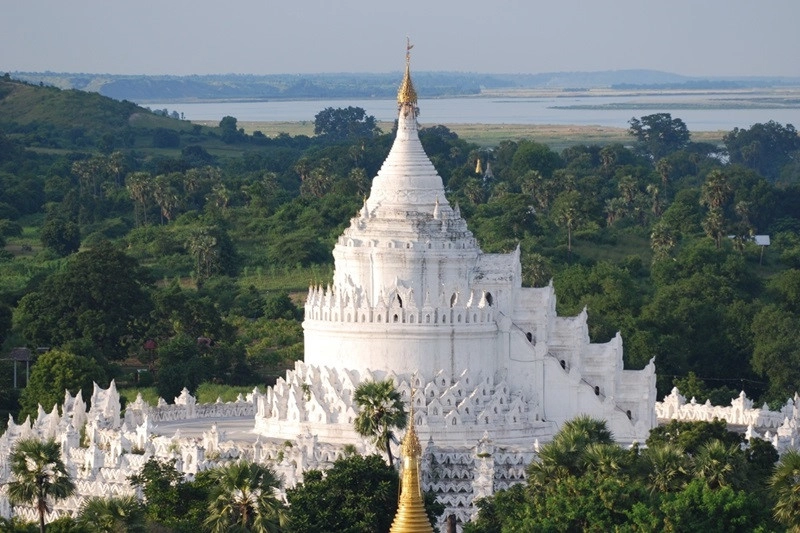 Hsinbyume Pagoda: Chùa Hsinbyume là một ngôi chùa lớn ở phía bắc của Mingun, Sagaing Region, cách Mandalya khoảng 10 km về phía Tây Bắc. Chùa được sơn trắng và được cho là xây dựng dựa trên mô tả của ngôi đền huyền thoại Sulamani trên núi Meru, với phần dưới của ngôi chùa đại diện cho ngọn núi, 7 chuông đồng tâm đại diện cho bảy dãy núi leo lên núi Meru theo thần thoại Phật giáo. Chùa được xây dựng năm 1816. Ảnh: Gottagoindochina.