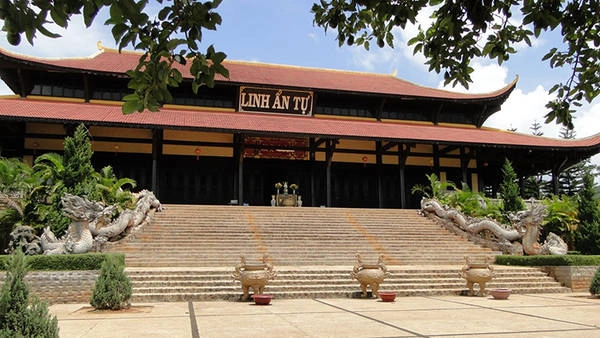 Linh Ẩn tự nơi chiêm bái, khám phá của nhiều phật tử và du khách thập phương khi đến du lịch Đà Lạt. Linh Ẩn tự nơi chiêm bái, khám phá của nhiều phật tử và du khách thập phương khi đến du lịch Đà Lạt.