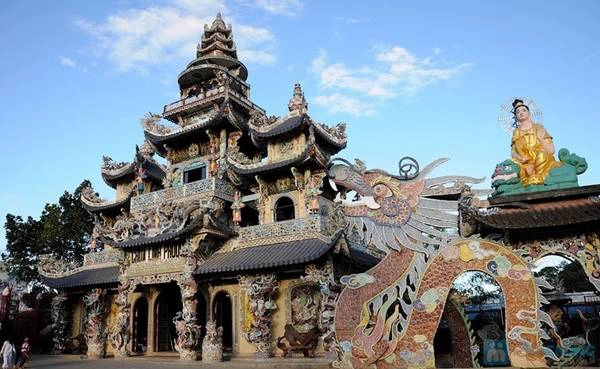 Chùa Linh Phước hay còn gọi là chùa Ve Chai - điểm đến không thể bỏ qua khi đến du lịch Đà Lạt. Nơi hình tượng rồng được khắc họa bởi 12.000 vỏ chai. Chùa Linh Phước hay còn gọi là chùa Ve Chai - điểm đến không thể bỏ qua khi đến du lịch Đà Lạt. Nơi hình tượng rồng được khắc họa bởi 12.000 vỏ chai.