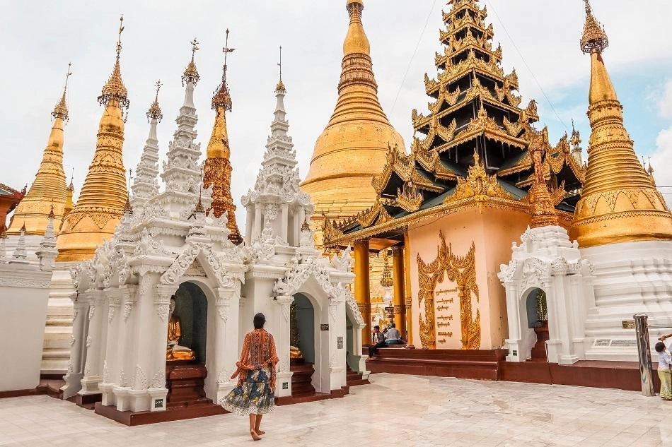 Chùa Shwedagon: Là một trong những ngôi chùa nổi tiếng nhất Đông Nam Á, Shwedagon gây ấn tượng bởi chiều cao 99 m, nằm trên đồi Singuttara. Chùa Shwedagon được coi là ngôi chùa Phật giáo linh thiêng nhất ở Myanmar, sở hữu các di tích của 4 vị Phật trước đây. Bảo tháp chính của ngôi chùa được mạ vàng, trên đỉnh trang trí 5.448 viên kim cương và 2.317 viên hồng ngọc. Một viên kim cương 76 karat (15 gram) được gắn trên cùng của bảo tháp.