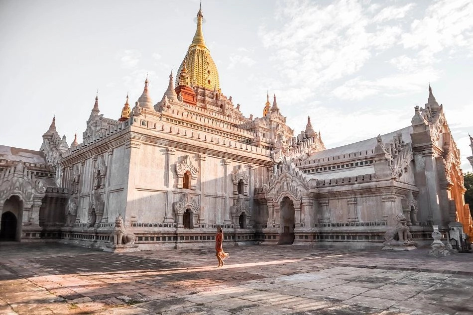 Ananda: Sự đồ sộ, hùng vĩ kết hợp với các chi tiết đẹp và ngọn tháp vàng đã góp phần giúp Ananda trở thành một trong những ngôi đền đáng chú ý ở Myanmar. Điều ấn tượng nhất với du khách khi tới đền là ngọn tháp mạ vàng chói lóa dưới ánh nắng. Bạn có thể nhìn thấy từ cách đó rất xa. Phía trong ngôi đền, bạn sẽ thấy một trong 4 tượng phật dát vàng cao hơn 9 m ở gian phòng trung tâm.