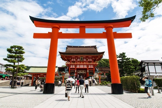 Đền Fushimi Inari Taisha, Kyoto  Ngôi đền được thành lập vào năm 711 dưới chân núi Inari, để cầu mùa màng bội thu. Cho đến năm 1499, các kiến trúc đã được hoàn thiện. Nữ thần được thờ ở đền là Inari, thần cai quản lúa gạo. Ảnh: Not Bored NY.