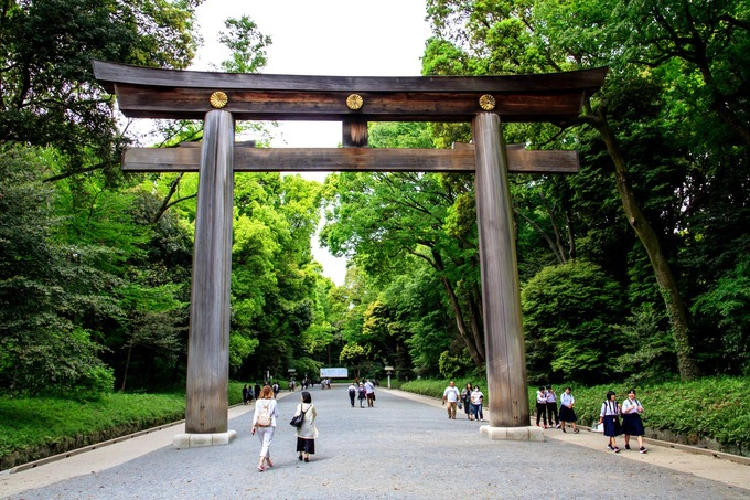 Đền Meiji Jingu, Tokyo  Ngôi đền được xây vào năm 1920 tại Shibuya, thủ đô Tokyo. Đây là nơi thờ Thiên Hoàng Minh Trị Meiji Tenno và hoàng thái hậu Shoken Kotaigo. Điểm đặc biệt của đền là cánh cổng Torii, làm từ 2 gỗ bách nguyên khối có tuổi đời 1.700 năm. Khi đi vào hoặc trở ra khỏi cổng, khách tham quan phải cúi đầu một lần. Ảnh: Savy Japan.