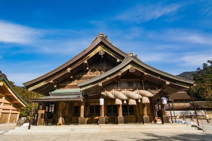 Đền Izumo Taisha, Shimane  Tuy không có tài liệu chính xác về thời gian xây dựng, đền Izumo Taisa là một trong những đền thờ thần đạo cổ xưa và quan trọng nhất Nhật Bản. Điện thờ chính được xây bằng gỗ và có chiều cao 24 m. Các cột trụ ở đây nối tiếp nhau như một cầu thang lên thiên đình. Ảnh: Japan by Japan.