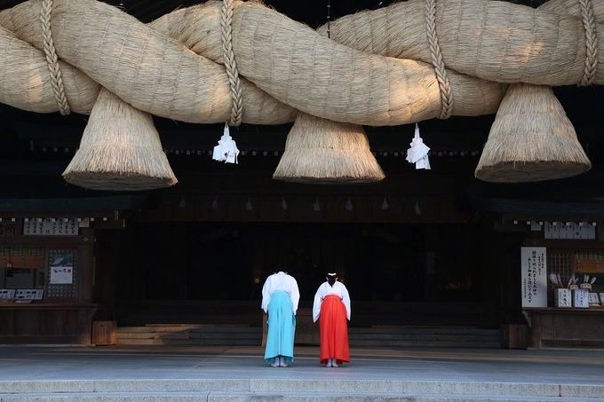 Ngoài ra, ngôi đền còn có sợi dây thiêng shimenawa đan bằng lúa khô lớn nhất Nhật Bản - 13,5 m nặng khoảng 5 tấn. Ảnh: Nippon.