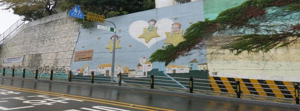 Làng văn hóa Gamcheon tọa lạc tại địa chỉ Gamcheon 2(i)-dong, Saha-gu, Busan. Du khách có thể đón tàu điện ngầm line số 1 đến trạm Toseong-dong, cửa ra số 8. Từ trạm tàu điện ngầm, băng qua đường và đi bộ đến trạm xe buýt phía trước bệnh viện. Bắt chuyến mini buýt số 2 hoặc 2-2 để đi lên dốc đến ngôi làng này