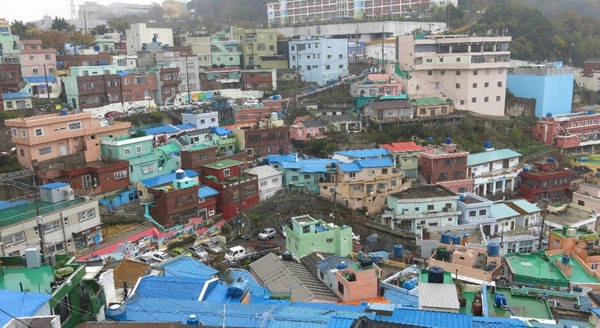  Ngoài ngôi làng tranh tường Ihwa nổi tiếng ở thủ đô Seoul, tại Busan - thành phố lớn thứ hai ở Hàn - cũng có một ngôi làng tranh tường nổi tiếng như thế. Địa điểm này đã được dùng để quay nhiều cảnh phim hoặc nhiều chương trình truyền hình thực tế của Hàn Quốc.