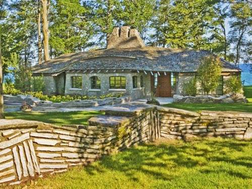 <strong>Charlevoix, Bắc Michigan, Mỹ: </strong> Nhìn ra hồ Michigan, các ngôi nhà Hobbit nằm gần làng Charlevoix có giá từ 125 USD. Để có giá rẻ nhất, bạn phải đặt tối thiểu 3 đêm. Mỗi ngôi nhà vừa đủ chỗ nghỉ cho 6 người. Từ đây, bạn dễ dàng bắt đầu chuyến khám phá xung quanh.