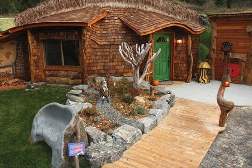 <strong>Trout Creek, Mỹ: </strong> Với giá 295 USD một đêm, đây là một trong những ngôi nhà Hobbit nổi tiếng nhất ở Montana. Nghỉ được tối đa 3 người nhưng ngôi nhà lại nổi tiếng là điểm trăng mật lý tưởng cho các cặp tình nhân. Vào buổi sáng, du khách có thể tản bộ trên những con đường mọc đầy nấm và thư giãn trong không gian riêng tư lúc đêm về.