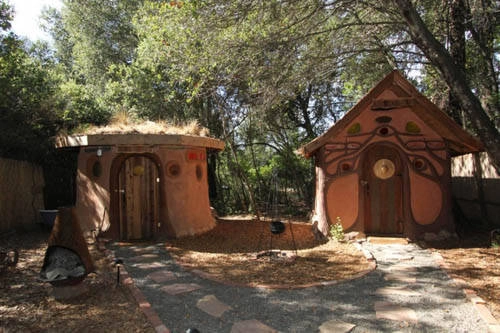 <strong>Geyserville, Mỹ: </strong> Ngôi nhà Hobbit ở Geyserville được lợp mái cỏ và xây tường bằng gạch sống. Đây là ngôi nhà thân thiện nhất với môi trường trong số các công trình xuất phát từ câu chuyện giả tưởng của Tolkien (tác giả của cuốn Anh chàng Hobbit). Giá một đêm khoảng 100 USD. Đến đây, bạn có thể trải nghiệm ẩm thực phong phú trong các nhà hàng, quán bar của Geyserville, nơi nổi tiếng với ngành sản xuất rượu vang.