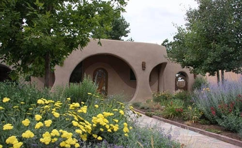<strong>Santa Fe, New Mexico, Mỹ: </strong> Có giá 257 USD một đêm, ngôi nhà với 3 phòng ngủ này có thể là nơi qua đêm lý tưởng cho 6 người. Tuy nhiên, muốn đặt phòng, du khách phải nghỉ lại ít nhất 3-4 đêm.
