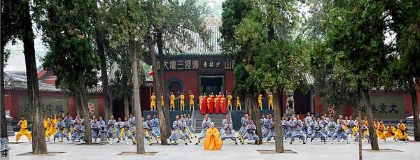 Núi Thiếu Thất: Cũng thuộc dãy Tung Sơn, ngọn núi này có Thiếu Lâm Tự, bản doanh phái Thiếu Lâm. Môn phái võ thuật do Bồ Đề Đạt Ma sáng tạo ra được coi là một trong những môn phái mạnh nhất võ lâm. Ảnh: Mastershifusays/Wordpress. Núi Thiếu Thất: Cũng thuộc dãy Tung Sơn, ngọn núi này có Thiếu Lâm Tự, bản doanh phái Thiếu Lâm. Môn phái võ thuật do Bồ Đề Đạt Ma sáng tạo ra được coi là một trong những môn phái mạnh nhất võ lâm. Ảnh: Mastershifusays/Wordpress.